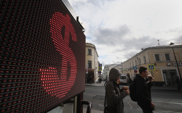 Аналитики дали советы о покупке валюты после обвала нефти и рубля